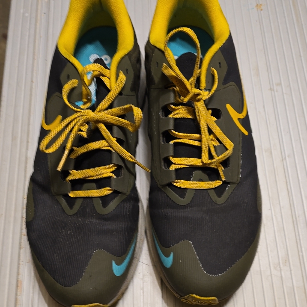 Men's Yellow and Black Athletic Shoes